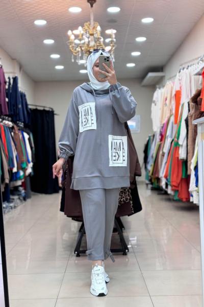 9686 ÖNÜ KARE YAZILI TAKIM  Gri